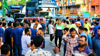 গ্যাস না পেয়ে সড়কে সিএনজি চালকরা, দুই নম্বর গেইট অবরোধ