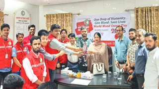 বিশ্ব রক্তদাতা দিবসে চট্টগ্রাম যুব রেড ক্রিসেন্টের রক্তদান কর্মসূচি ও আলোচনা সভা