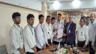 স্থগিত পরীক্ষা শুরুর দাবিতে শিক্ষা বোর্ড চেয়ারম্যানের কাছে পরীক্ষার্থীদের স্মারকলিপি